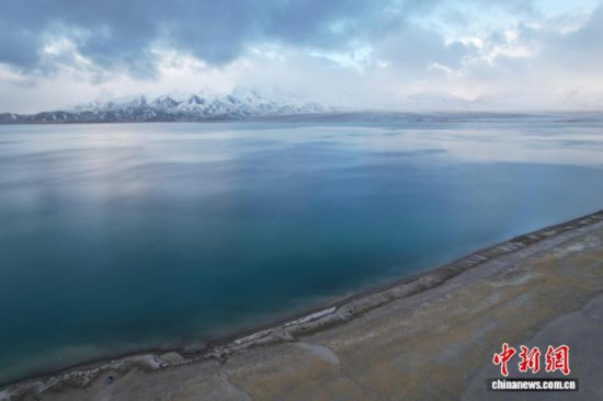 航拍西藏阿里美馬錯(cuò):天地共繪高原藍(lán)
